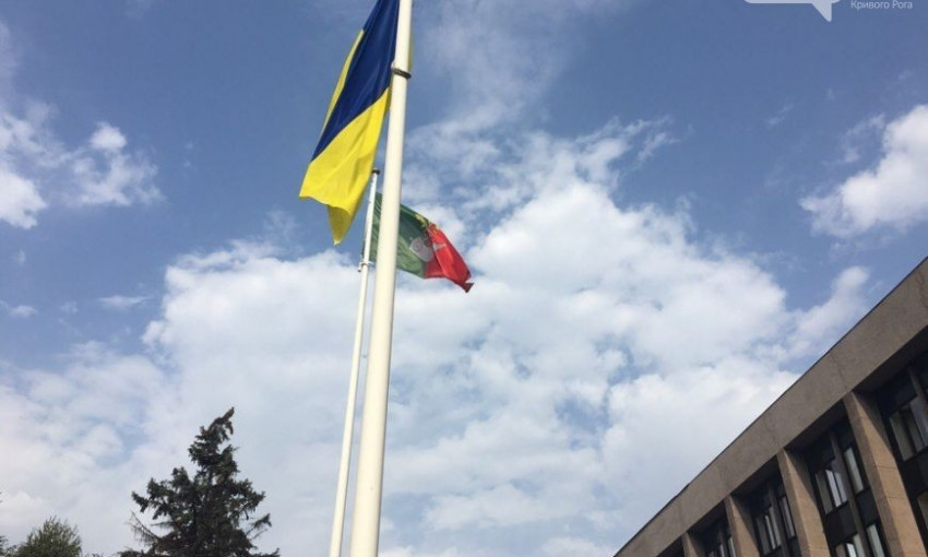 В Кривом Роге подняли государственный флаг