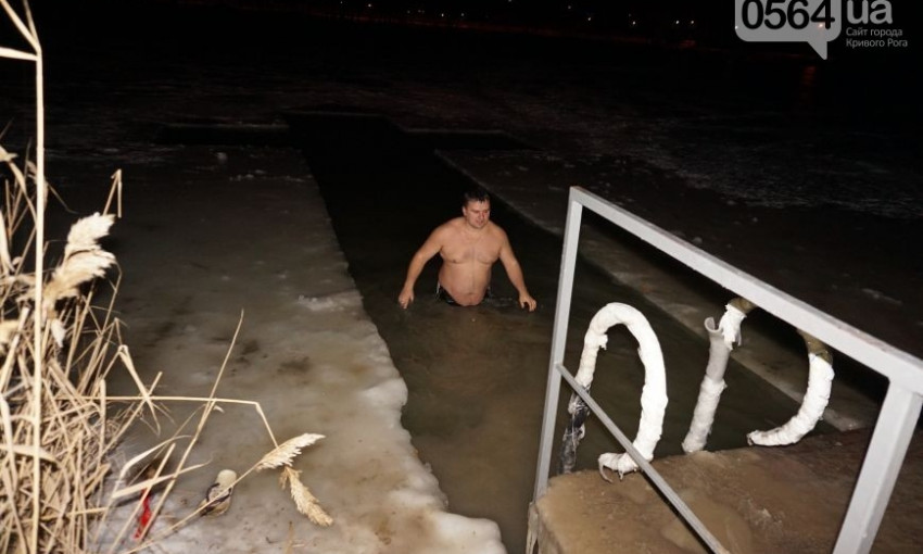 Жители Кривого Рога уже успели окунуться в ледяную воду на Крещение