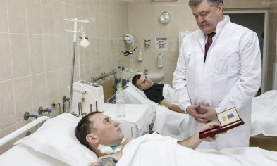 Раненому бойцу АТО с Криворожья Петр Порошенко вручил награду