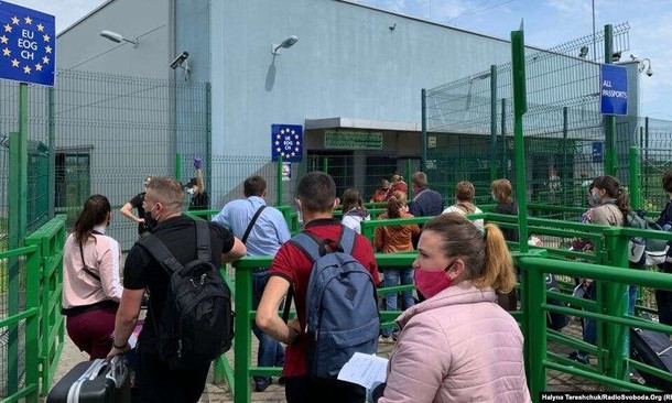 "Еду не от хорошей жизни. Украина ничем не обеспечивает": на границе с Польшей украинцы стоят по 9 часов, чтобы уехать за границу (ФОТО, ВИДЕО)