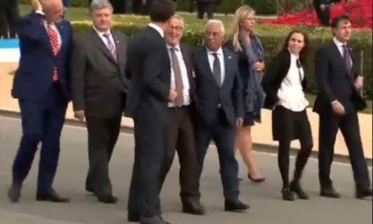 Глава Еврокомиссии пришел на саммит НАТО пьяным: Порошенко его поддержал(видео)