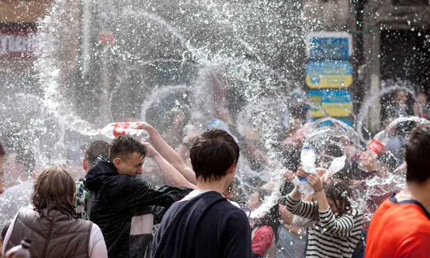 Обливной понедельник весело прошел во Львове: массовое «помокрение» (видео)