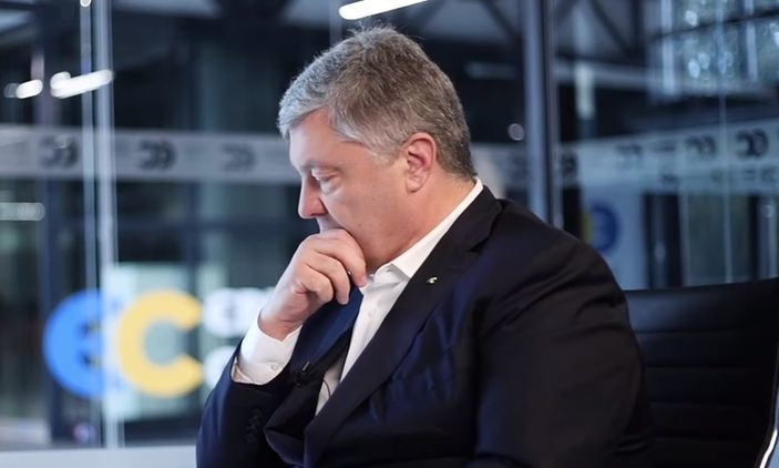 Порошенко улетел в Испанию, но теперь хочет экстренно вернуться