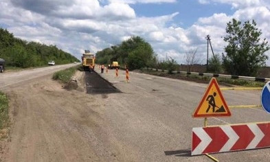 На убитой трассе "Днепр-Кривой Рог" начали срезать асфальт