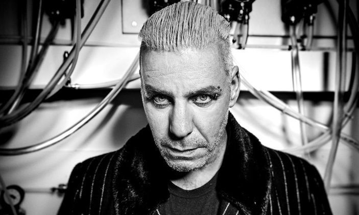 Вокалист Rammstein в реанимации, премьер Британии Джонсон на изоляции, - у обоих коронавирус