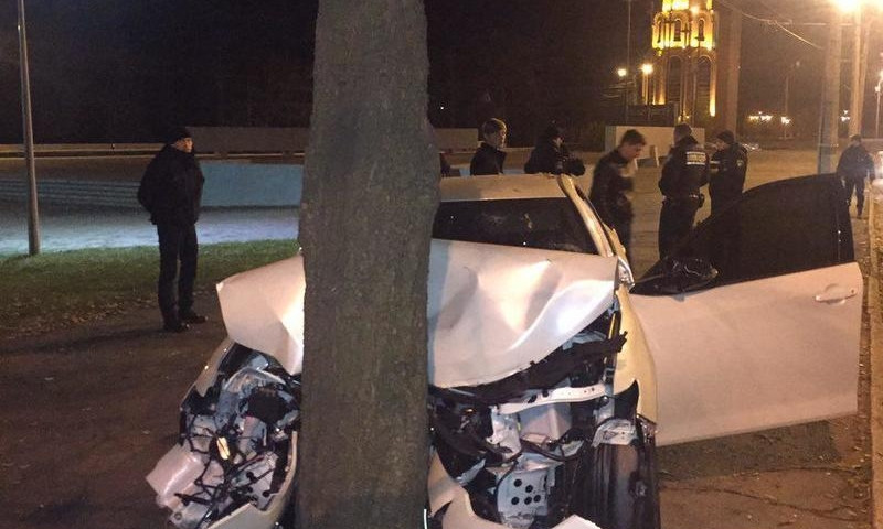 В Кривом Роге Toyota Camry на большой скорости врезалась в дерево