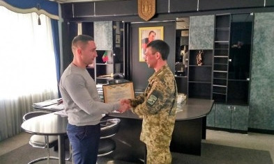В Кривом роге бойца АТО наградили за задержание опасного преступника