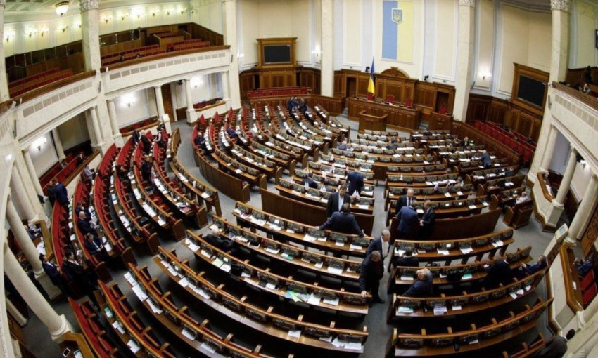 Депутаты с 1 января повысили себе оклад и стали получать от 100 тысяч гривен