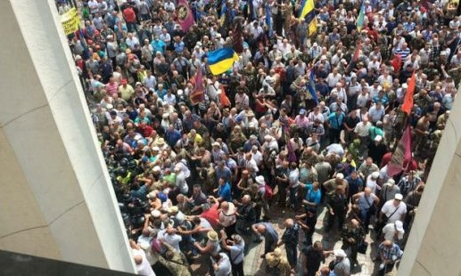 В Киеве возле Рады проходит столкновение митингующих и полиции (видео)