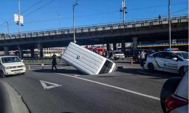 В Киеве микроавтобус провалился под асфальт