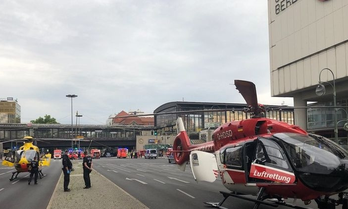 В Берлине автомобиль протаранил толпу людей: семеро раненных (ФОТО)