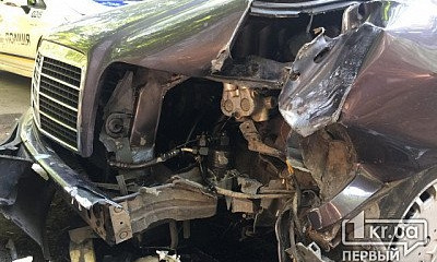 Потерял управление: в Кривом Роге Mercedes врезался в столб