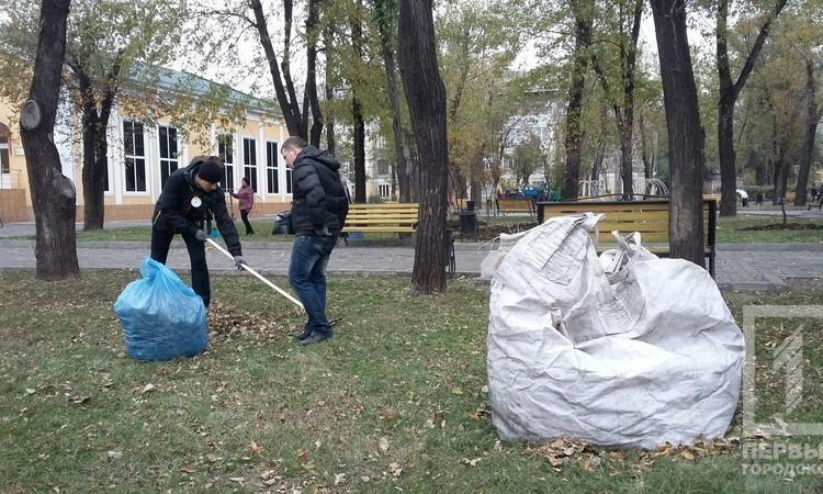 Сотрудники ЮГОКа очистили парк им. Савицкого от мусора