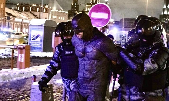 На митинге в поддержку Навального задержали Бэтмена (ФОТО)