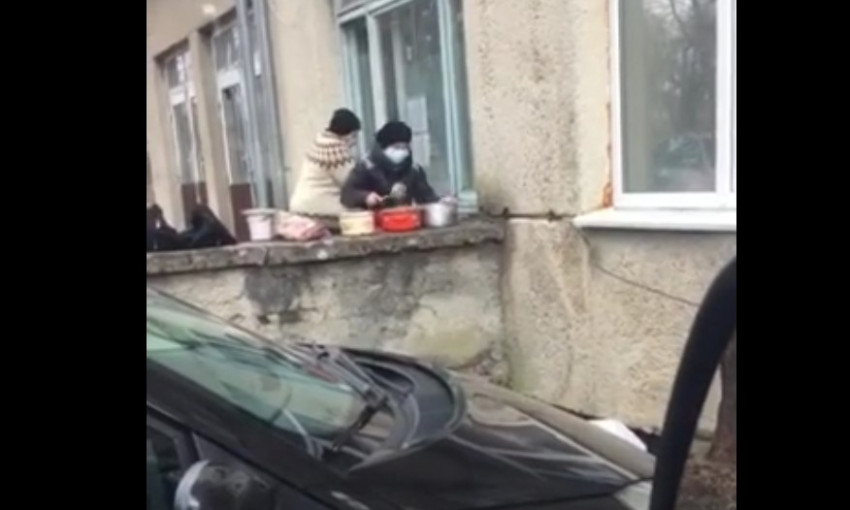 Под Львовом "ковидных" больных в медучреждении кормят через окно с улицы (ВИДЕО)