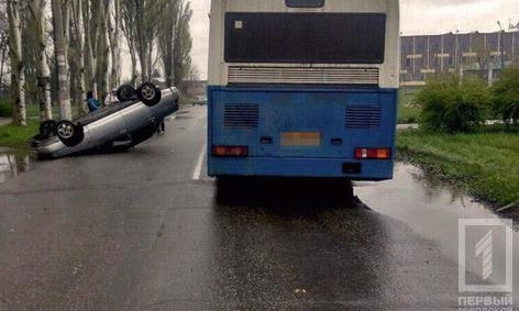 В Кривом Роге на мокрой дороге автомобиль перевернулся на крышу