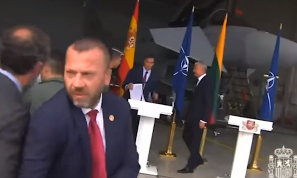 Переполох: пресс-конференцию с президентом Литвы и премьером Испании прервал самолет РФ (ВИДЕО)