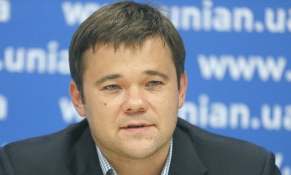 Андрей Богдан снова отличился хамством и припарковал свою "Тесла" поперек дороги (ФОТО)