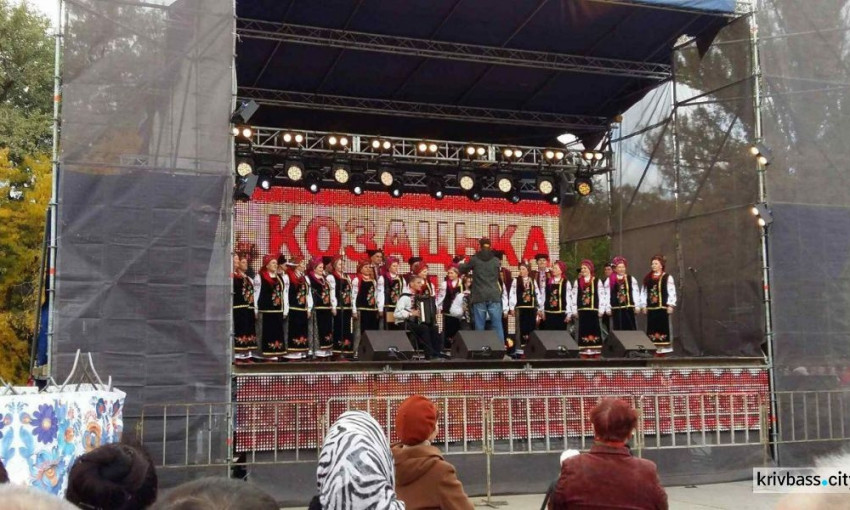 Фоторепортаж: первый Международный фестиваль казацкой песни в Кривом Роге