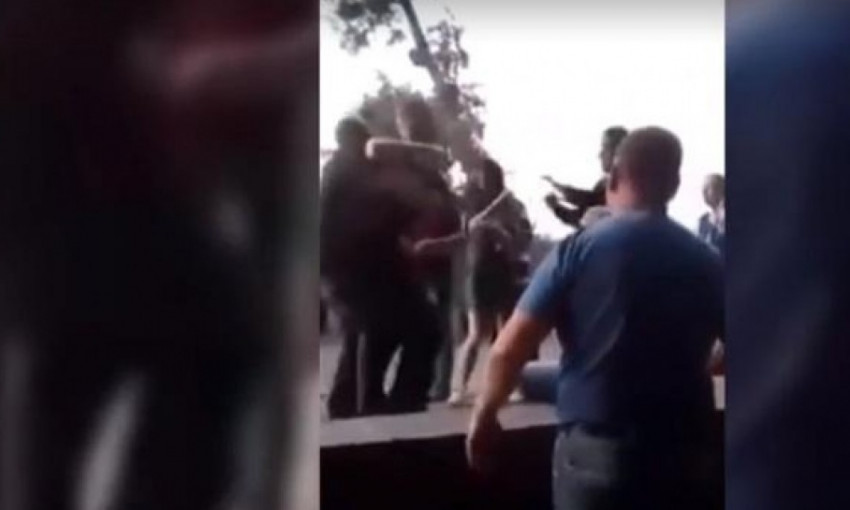 Свавілля місцевих депутатів: жорстоке побиття молодого подружжя та розпиття алкоголю в громадському місті (відео)