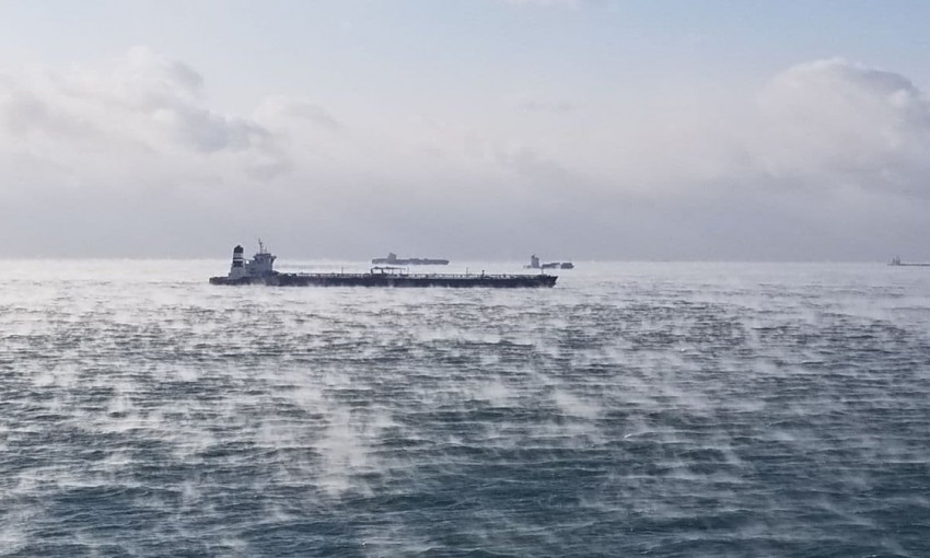 В Одессе "закипело" море: в сети показали фото и видео необычного явления