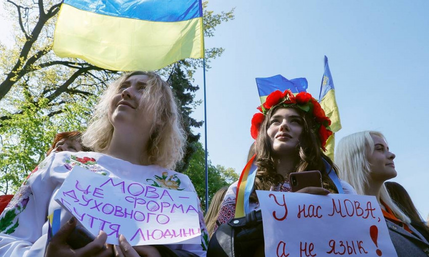 "Чтобы мне какой-то рагуль рассказывал, на каком языке говорить?": Дроздов покинул эфир из-за русского языка (ВИДЕО)