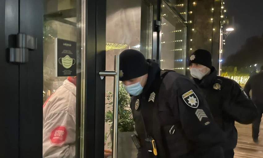 В Киеве 2 автобуса силовиков штурмовали ресторан, который нарушал локдаун: как в городах игнорируют карантин выходного дня (ФОТО, ВИДЕО)