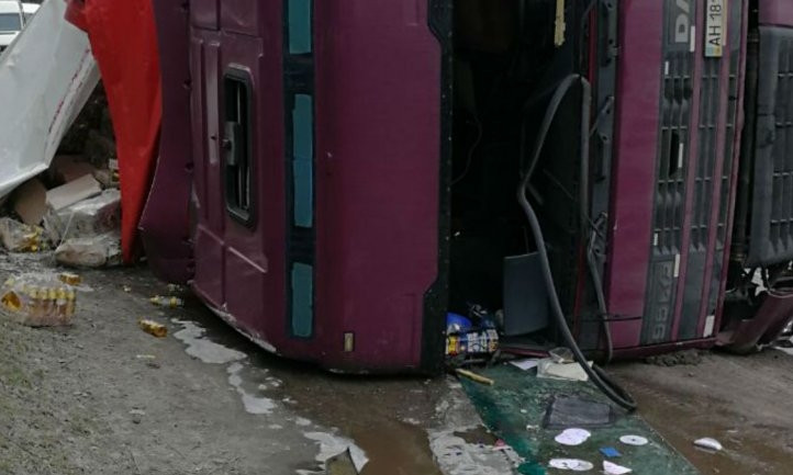 В Днепре перекинулась неуправляемая фура с пивом, едва не протаранив машины на светофоре: люди растащили пиво (ФОТО, ВИДЕО)