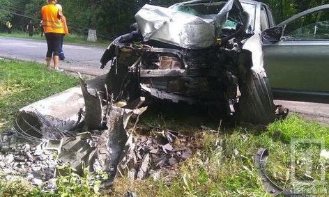 В Кривом Роге водитель "Nissan Qashqai" въехал в электроопору, пять человек в больнице