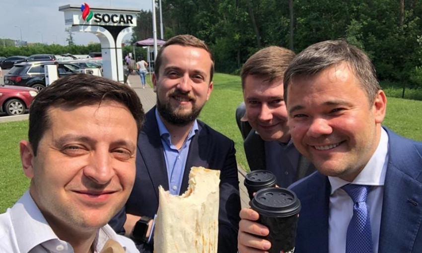 "Президентское комбо": после фото Зеленского с шаурмой на АЗС греют руки