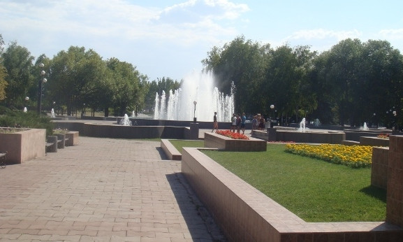 На отремонтированном фонтане в Кривом Роге уже отваливается плитка