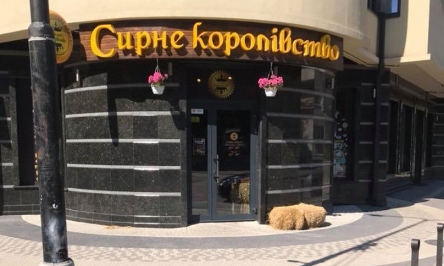 Сіно «неправильно лежало»: в Ужгороді з-під крамниці двічі викрадали солому