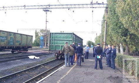 Пенсионера переехал поезд