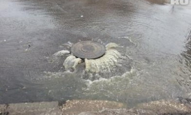 Ночью на Заречном повторно прорвало трубу: сотни горожан без воды