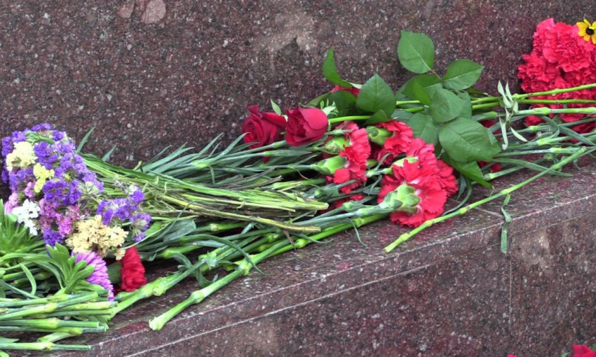 В Кривом Роге возложили цветы мемориалу погибших воинов АТО