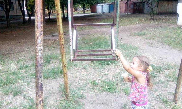 Фотофакт: в Кривом Роге нашли раритетную качель 80-х годов