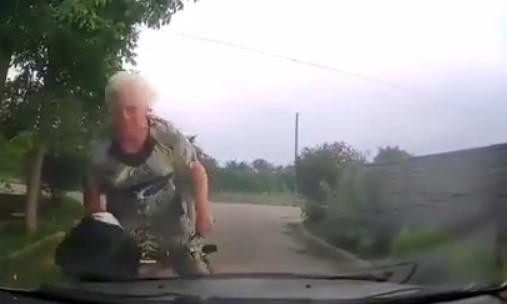 Составили протокол: бабушка на велосипеде на большой скорости врезалась в авто патрульных