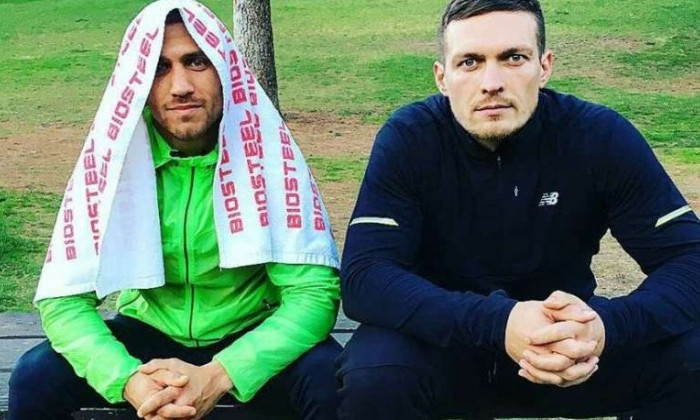 Боксер Александр Усик решил поддержать друга и коллегу Василия Ломаченко после разгромного боя