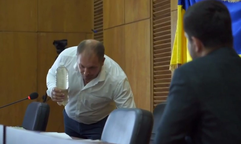 Мэр Конотопа решил "остудить" оппонента из "Слуг народа" и стал поливать его водой (ВИДЕО)