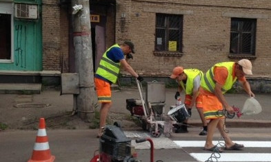 Безопасность движения: в Кривом Роге на дороги наносится светоотражающая разметка