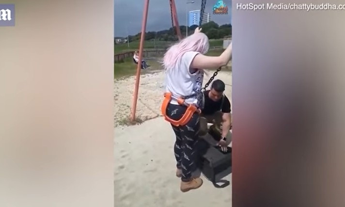Мати двох дітей застрягла у дитячій гойдалці: довелося викликати службу порятунку (відео)