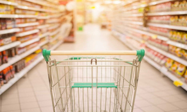 В столичный продуктовый магазин заявилась женщина в футболке с изображением Путина: начался скандал (ВИДЕО)