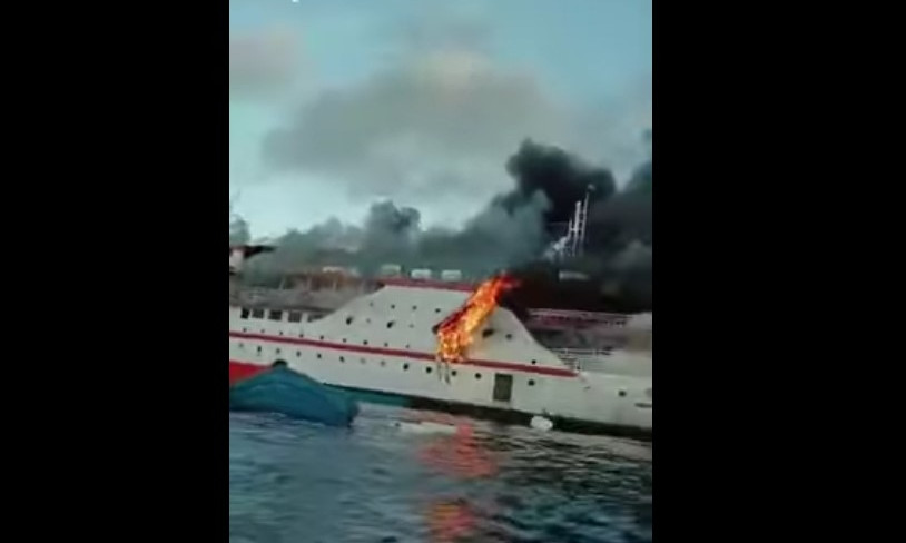 В море около Индонезии загорелся паром, на котором находилось почти 200 человек (ВИДЕО)