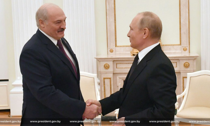 Лукашенко назвал Россию и Беларусь "родными государствами", а их лидеров сравнил с "бульдозерами" 