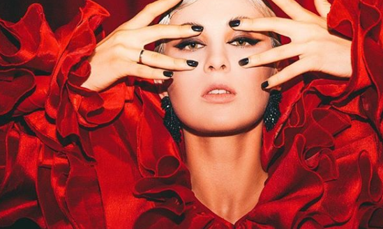 MARUV оделась во все красное и завела сеть 