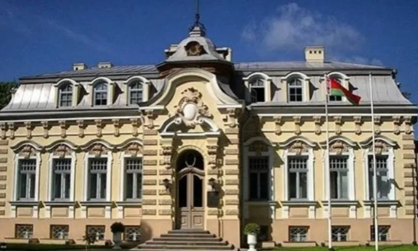Здание посольства Беларуси в Литве забросали бутылями с краской