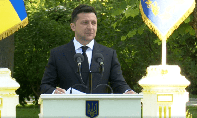 Будут получать не менее 20 тысяч гривен: Владимир Зеленский подписал указ о поднятии зарплат медикам