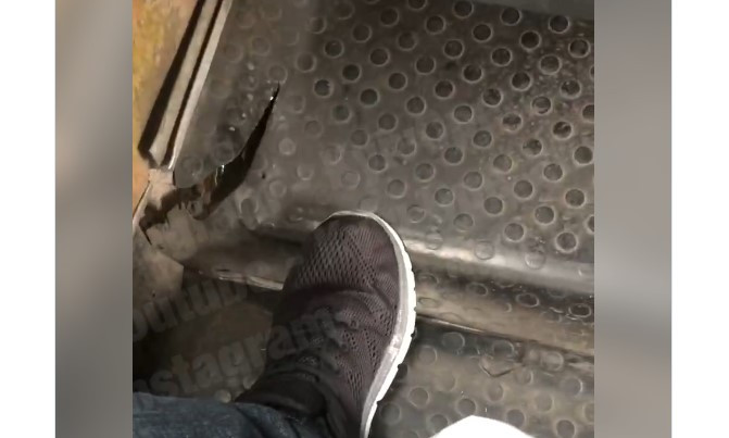 "В дождевую погоду можно даже ноги сполоснуть", - в Киеве показали маршрутку с вентиляцией в полу (ВИДЕО)