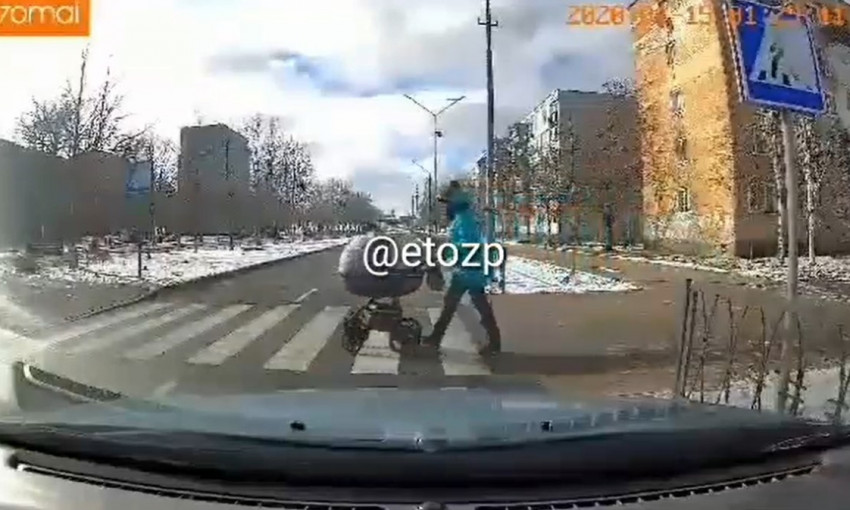 Пьяный водитель на пешеходном переходе сбил коляску с ребенком (ФОТО)