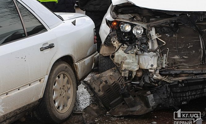 В центре Кривого Рога не поделили дорогу "Lexus" и "Mercedes"